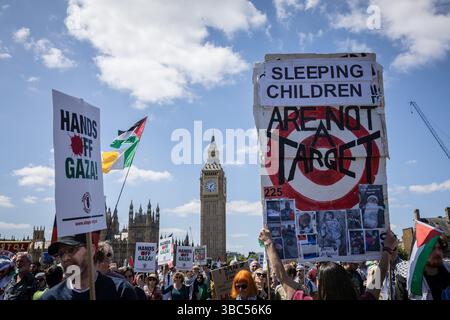 Londra, Regno Unito – 17 maggio 2025: Folle massicce si uniscono a una marcia di solidarietà filo-palestinese attraverso il centro di Londra. Foto Stock