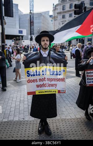 Londra, Regno Unito – 17 maggio 2025: Folle massicce si uniscono a una marcia di solidarietà filo-palestinese attraverso il centro di Londra. Foto Stock