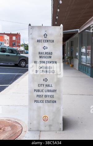 Cartello segnaletico nel centro storico di Smithville, Texas, Stati Uniti. Foto Stock