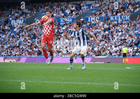 Donostia / San Sebastián, Gipuzkoa, Spagna - 18 maggio 2025: Iván Martín di Girona controlla la palla nella partita Real Sociedad vs Girona, parte della LaLiga EA SPORTS spagnola, tenutasi allo Stadio reale Arena. Crediti: Rubén Gil/Alamy Live News. Foto Stock