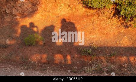 La via Licia in Turchia. Le ombre degli escursionisti si gettano su terreni rocciosi alla luce del tramonto Foto Stock