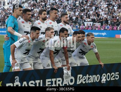 São Paolo, Brasile. 18 maggio 2025. Calcio - Campionato brasiliano 2025 - Corinthians vs Santos - Stadio Allianz Parque. I giochi di Santos posano per una foto di gruppo prima della matematica. Crediti: Vilmar Bannach/Alamy Live News Foto Stock