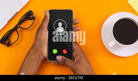 Telefono con vivavoce femmina con chiamata in entrata da sconosciuto Foto Stock