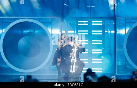 Basilea, Svizzera. 18 maggio 2025. Basilea, Svizzera - 17 maggio 2025: Eurovision Song Contest, ESC 2025: Show Finals with german Abor & Tinny from Germany esegue la canzone "Baller". Credito: dpa/Alamy Live News Foto Stock