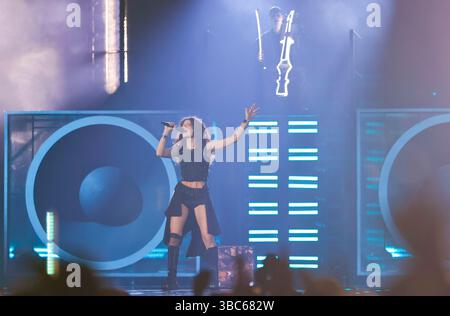 Basilea, Svizzera. 18 maggio 2025. Basilea, Svizzera - 17 maggio 2025: Eurovision Song Contest, ESC 2025: Show Finals with german Abor & Tinny from Germany esegue la canzone "Baller". Credito: dpa/Alamy Live News Foto Stock