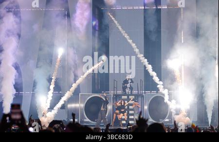 Basilea, Svizzera. 18 maggio 2025. Basilea, Svizzera - 17 maggio 2025: Eurovision Song Contest, ESC 2025: Show Finals with german Abor & Tinny from Germany esegue la canzone "Baller". Credito: dpa/Alamy Live News Foto Stock