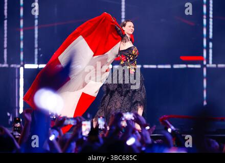 Basilea, Svizzera. 18 maggio 2025. Basilea, Svizzera - 17 maggio 2025: Eurovision Song Contest, ESC 2025: Show Finals con la cantante svizzera Zoe me per la Svizzera con la canzone Voyage. Mandoga Media Germania credito: dpa/Alamy Live News Foto Stock