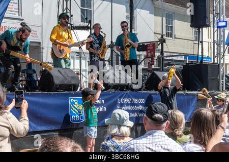 Alresford Watercress Festival, un evento annuale nell'Hampshire, Inghilterra, Regno Unito, 18 maggio 2025. TUTO Tribe samba rock band, musica dal vivo sul palco principale Foto Stock