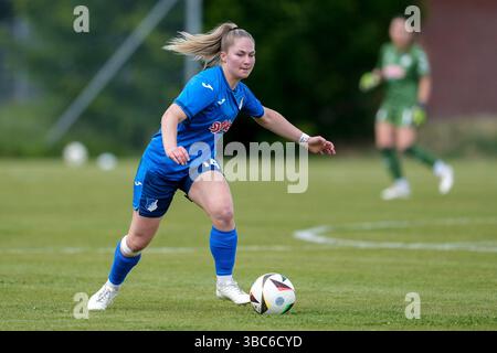 St. Leon Rot, Germania. 18 maggio 2025. Nadine Bitzer (TSG II, 14), AM Ball, Freisteller, Ganzkörper, Einzelbild, Einzelfoto, Aktion, Action, 18.05.2025, St. Leon-Rot (Deutschland), Fussball, Frauen, Regionalliga Süd, TSG 1899 Hoffenheim U20 - Eintracht Frankfurt U19, 18.05.2025, St. Leon-Rot (Deutschland), Fussball, Frauen, REGIONALLIGA SÜD, TSG 1899 HOFFENHEIM U20 - EINTRACHT FRANKFURT U19, LE NORMATIVE DFB/DFL VIETANO QUALSIASI USO DI FOTOGRAFIE COME SEQUENZE DI IMMAGINI E/O QUASI-VIDEO. Credito: dpa/Alamy Live News Foto Stock