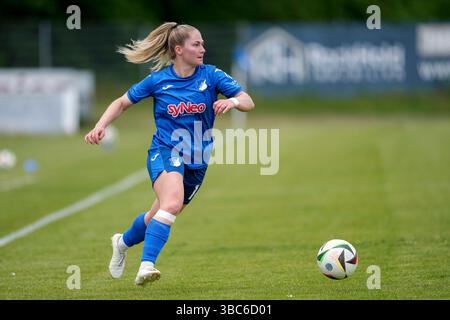 St. Leon Rot, Germania. 18 maggio 2025. Nadine Bitzer (TSG II, 14), AM Ball, Freisteller, Ganzkörper, Einzelbild, Einzelfoto, Aktion, Action, 18.05.2025, St. Leon-Rot (Deutschland), Fussball, Frauen, Regionalliga Süd, TSG 1899 Hoffenheim U20 - Eintracht Frankfurt U19, 18.05.2025, St. Leon-Rot (Deutschland), Fussball, Frauen, REGIONALLIGA SÜD, TSG 1899 HOFFENHEIM U20 - EINTRACHT FRANKFURT U19, LE NORMATIVE DFB/DFL VIETANO QUALSIASI USO DI FOTOGRAFIE COME SEQUENZE DI IMMAGINI E/O QUASI-VIDEO. Credito: dpa/Alamy Live News Foto Stock