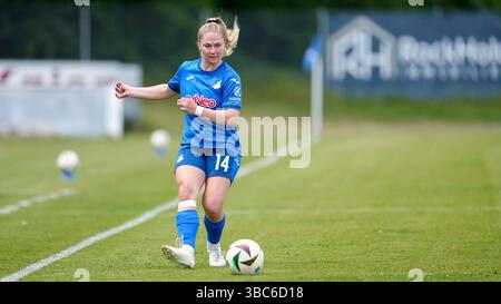 St. Leon Rot, Germania. 18 maggio 2025. Nadine Bitzer (TSG II, 14), AM Ball, Freisteller, Ganzkörper, Einzelbild, Einzelfoto, Aktion, Action, 18.05.2025, St. Leon-Rot (Deutschland), Fussball, Frauen, Regionalliga Süd, TSG 1899 Hoffenheim U20 - Eintracht Frankfurt U19, 18.05.2025, St. Leon-Rot (Deutschland), Fussball, Frauen, REGIONALLIGA SÜD, TSG 1899 HOFFENHEIM U20 - EINTRACHT FRANKFURT U19, LE NORMATIVE DFB/DFL VIETANO QUALSIASI USO DI FOTOGRAFIE COME SEQUENZE DI IMMAGINI E/O QUASI-VIDEO. Credito: dpa/Alamy Live News Foto Stock