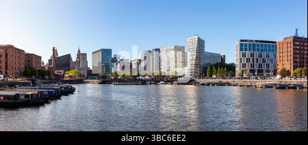 SALTHOUSE DOCK, LIVERPOOL, REGNO UNITO - 3 MAGGIO 2025. Panorama panoramico del Salthouse Dock nell'area Albert Dock di Liverpool con uno skyline urbano su una b Foto Stock