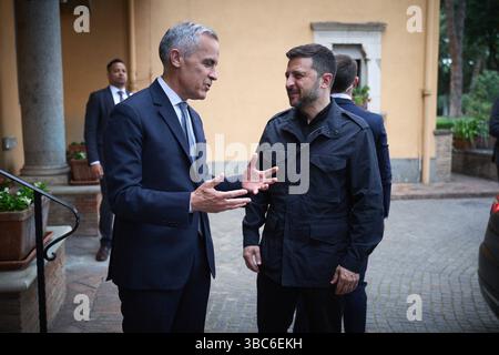 Roma. 17 maggio 2025. Il presidente Volodymyr Zelenskyj incontra Mark CARNEY (primo ministro del Canada) il 17 maggio 2025 a Roma. Visita di lavoro del Presidente e della First Lady in Italia e in Vaticano credito:Ufficio Presidenziale dell'Ucraina via/dpa/Alamy Live News Foto Stock