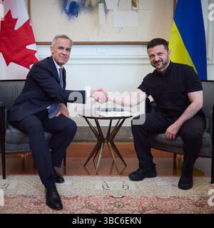 Roma. 17 maggio 2025. Il presidente Volodymyr Zelenskyj incontra Mark CARNEY (primo ministro del Canada) il 17 maggio 2025 a Roma. Visita di lavoro del Presidente e della First Lady in Italia e in Vaticano credito:Ufficio Presidenziale dell'Ucraina via/dpa/Alamy Live News Foto Stock