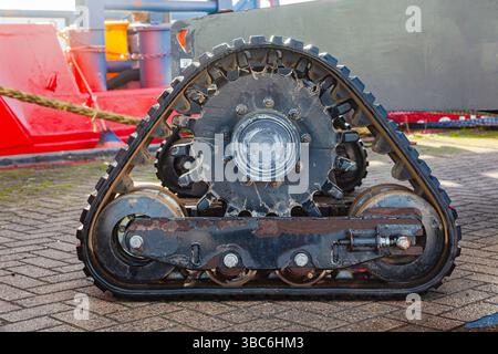 Telaio con cingoli in gomma di un autocarro, su ciottoli. Foto Stock