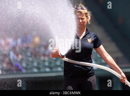 Baltimora, Stati Uniti. 18 maggio 2025. BALTIMORE, MD - 18 MAGGIO: Grounds Crew prepara il campo prima di una partita della MLB tra i Baltimore Orioles e i Washington Nationals, il 18 maggio 2025, all'Oriole Park a Camden Yards, a Baltimora, Maryland. (Foto di Tony Quinn/SipaUSA) credito: SIPA USA/Alamy Live News Foto Stock