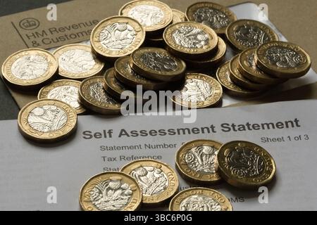 Stafford, una dichiarazione di autovalutazione britannica delle entrate e delle dogane, che simboleggia le responsabilità fiscali del Regno Unito e la rendicontazione dei redditi personali Foto Stock