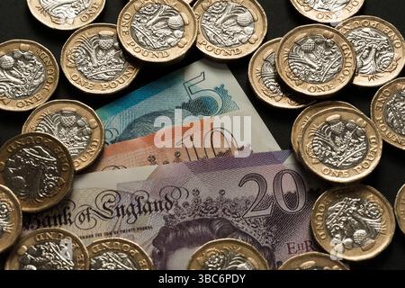 Una sterlina, valuta britannica, denaro britannico, sterlina, monete, banconote, banconota da cinque sterline, banconota da dieci sterline, banconota da venti sterline, ricchezza finanziaria, soldi, soldi, Foto Stock