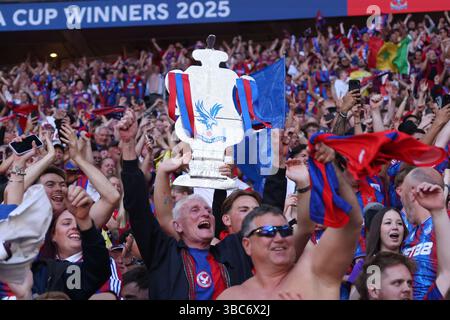 Londra, Regno Unito. 17 maggio 2025. I fan del Crystal Palace alla finale di fa Cup degli Emirati Crystal Palace contro Manchester City Match allo Stadio di Wembley, Londra, Regno Unito, il 17 maggio 2025. Crediti: Paul Marriott/Alamy Live News Foto Stock