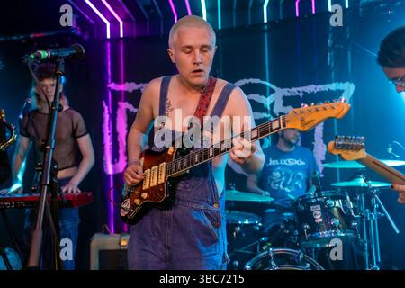 Brighton, città di Brighton & Hove, East Sussex, Regno Unito. Brighton ospita il festival musicale annuale The Great Escape. Questo festival di 4 giorni presenta spettacoli affermati e emergenti che si esibiscono in diversi luoghi. Qui le prestazioni di vita ideali alla polvere. 17 maggio 2025 David Smith/Alamy Foto Stock