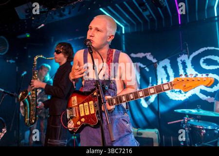 Brighton, città di Brighton & Hove, East Sussex, Regno Unito. Brighton ospita il festival musicale annuale The Great Escape. Questo festival di 4 giorni presenta spettacoli affermati e emergenti che si esibiscono in diversi luoghi. Qui le prestazioni di vita ideali alla polvere. 17 maggio 2025 David Smith/Alamy Foto Stock