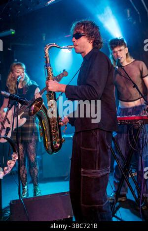 Brighton, città di Brighton & Hove, East Sussex, Regno Unito. Brighton ospita il festival musicale annuale The Great Escape. Questo festival di 4 giorni presenta spettacoli affermati e emergenti che si esibiscono in diversi luoghi. Qui le prestazioni di vita ideali alla polvere. 17 maggio 2025 David Smith/Alamy Foto Stock