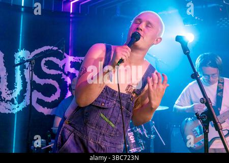 Brighton, città di Brighton & Hove, East Sussex, Regno Unito. Brighton ospita il festival musicale annuale The Great Escape. Questo festival di 4 giorni presenta spettacoli affermati e emergenti che si esibiscono in diversi luoghi. Qui le prestazioni di vita ideali alla polvere. 17 maggio 2025 David Smith/Alamy Foto Stock