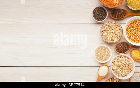 Assortimento di cereali e legumi su tavola di legno Foto Stock