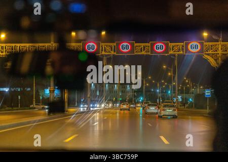 Ashgabat, Turkmenistan, viale serale del grande Saparmurat Turkmenbashi Foto Stock