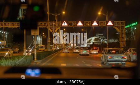Ashgabat, Turkmenistan, viale serale del grande Saparmurat Turkmenbashi Foto Stock