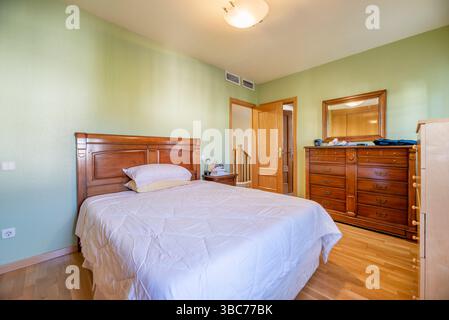 Lo stile eclettico consente di mescolare periodi, stili e materiali diversi nella decorazione, creando un ambiente unico e pieno di personalità Foto Stock