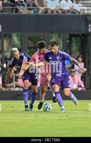 Fort Lauderdale, Florida, Stati Uniti. 18 maggio 2025. 18/05/2025 il centrocampista destro Tadeo Allende contesta il pallone con David Brekalo (4) e Robin Jansson (6) durante la partita di Inter Miami CF vs. Orlando City SC - MLS regular Season al Chase Stadium, Fort Lauderdale (foto di Jose Luis Suerte/Alamy Live News) credito: Jose Luis Suerte/Alamy Live News Foto Stock