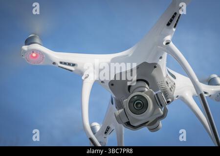 FORT COLLINS, CO, USA - 22 DICEMBRE 2016: Drone DJI Phantom 4 pro quadcopter che vola con una macchina fotografica contro il cielo blu Foto Stock