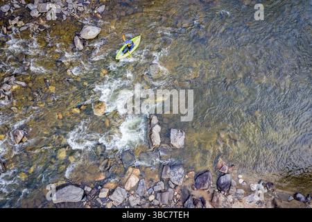 Kayak gonfiabile di acqua bianca sotto rapido su un fiume di montagna (Poudre River in Colorado), prospettiva aerea Foto Stock