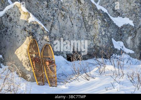 Paesaggio invernale con rocce di arenaria e classiche racchette da neve Bear Paw Foto Stock