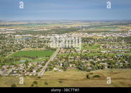 Città di Scottsbluff e fiume North Platte nel Nebraska, vista aerea dalla cima del monumento nazionale di Scotts Bluff Foto Stock
