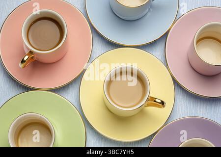 Set di tazze in porcellana pastello con caffè e vista dall'alto vuota Foto Stock