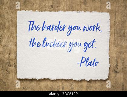 Più lavori duro, più fortunato si ottiene - citazione motivazionale dell'antico filosofo greco Platone, ispirazione, educazione e sviluppo personale conc Foto Stock