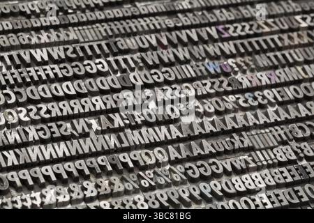 Lettere, numeri e simboli di punteggiatura nel vecchio set di caratteri mobili in metallo grunge Foto Stock