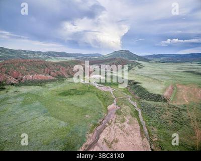 Red Mountain Open Space vicino a Fort Collins, Colorado - paesaggio all'inizio dell'estate con il fiume Sand Creek e il bacino idrico con una diga in lontananza Foto Stock
