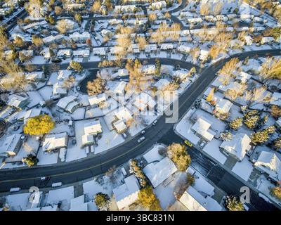 Paesaggio urbano di Fort Collins con neve fresca - veduta aerea del tipico quartiere residenziale lungo la Front Range delle Montagne Rocciose in Colorado, tardo inverno Foto Stock