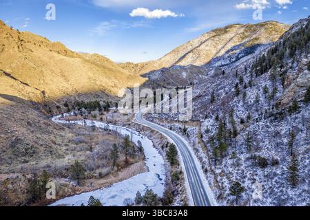 Canyon nelle Montagne Rocciose del Colorado - Poudre River nel paesaggio invernale, la prospettiva aerea Foto Stock