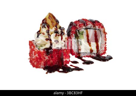 Versione economica di sushi roll su sfondo bianco. Cibo giapponese a base di riso e caviale rosso artificiale, anguilla e formaggio Philadelphia, guarnito con spirito Foto Stock