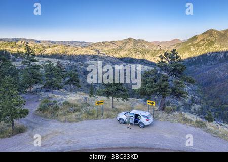 Pingree Park, Colorado, USA - 27 agosto 2019: SUV compatto Chevrolet Equinox parcheggiato su una strada sterrata nelle Montagne Rocciose, vista aerea Foto Stock