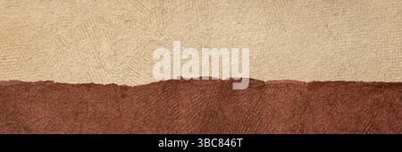 Brown Field - paesaggio panoramico astratto creato con fogli colorati di carta a trama fatta a mano Foto Stock