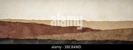 Paesaggio astratto in toni terrosi creato con carte di corteccia amata fatte a mano in Messico da alberi di Amate, ortica e gelso, striscione panoramico Foto Stock