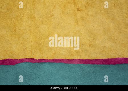 Paesaggio astratto creato con fogli colorati di carta a trama fatta a mano Foto Stock