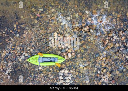 Kayak gonfiabile sulle rive rocciose del fiume di montagna (Poudre River in Colorado), prospettiva aerea Foto Stock