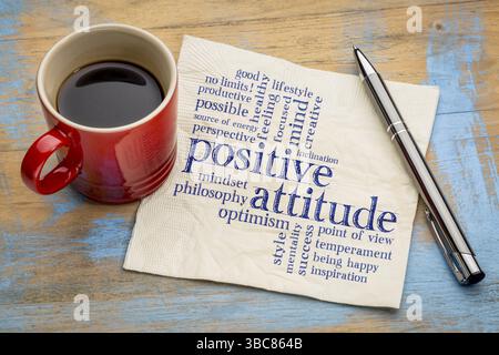 Atteggiamento positivo parola nuvola - scrittura a mano su un tovagliolo con una tazza di caffè Foto Stock