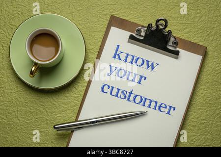 Conosci il tuo cliente - scrittura a mano su un appunti con il concetto di caffè, marketing aziendale e pubbliche relazioni Foto Stock